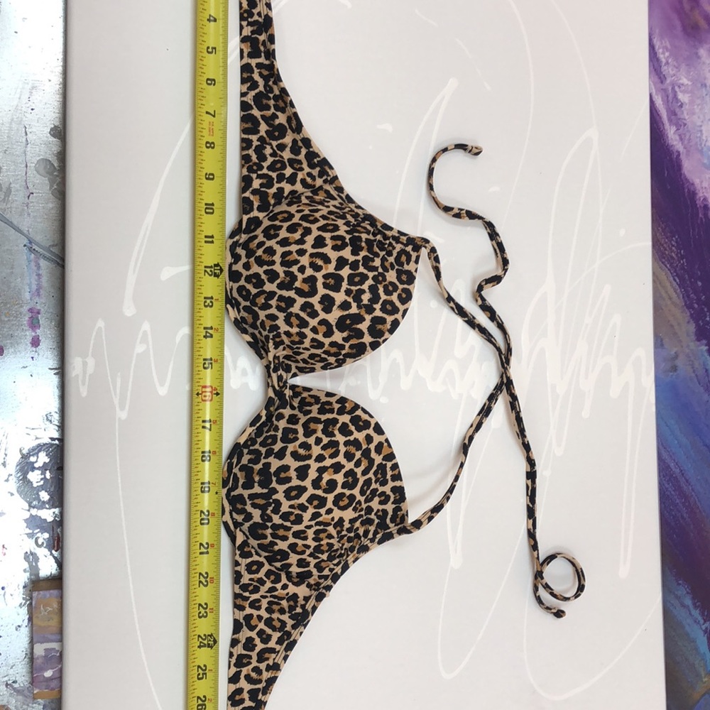 Cute leopard print bikini top, underwire & padding. Fits more like a large. - Picture 3 of 5